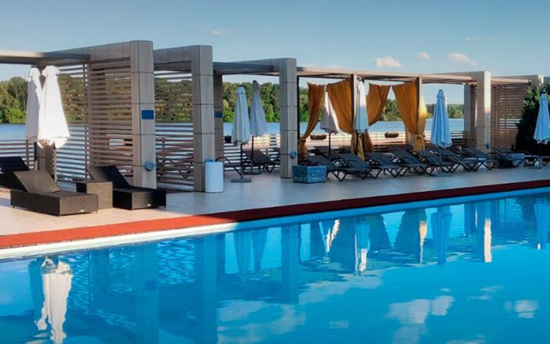 ТОП 11 закладів із басейнами у Дніпрі: куди піти поплавати