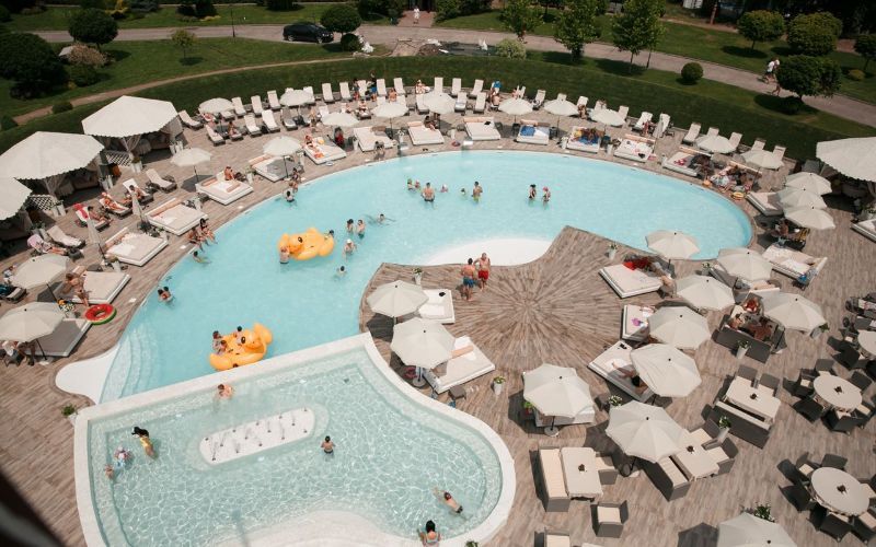 Готельно-ресторанний комплекс "Bartolomeo Best River Resort" (вул. Набережна Перемоги, 9б). Рейтинг в Google maps - 4,5