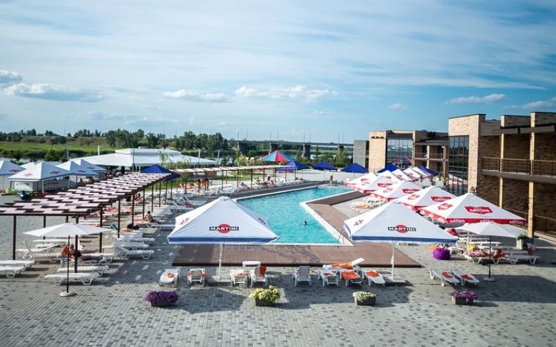 Заміський комплекс "Ostrov River Club" (сел. Новоселівка за 30 км від Дніпра) - ось куди можна втекти з галасливого міста на природу, до