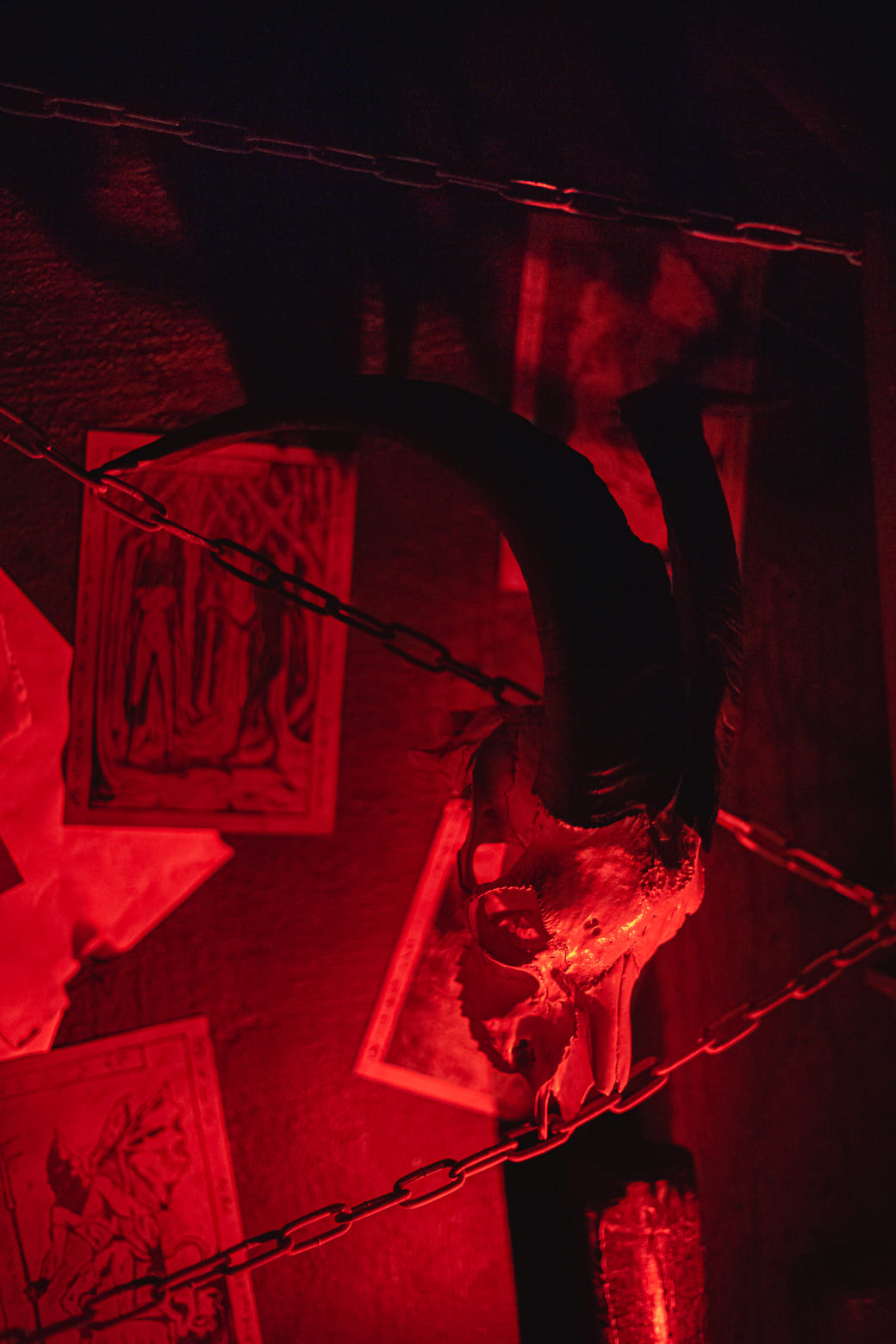 Хорор, з 1-2 акторами Вигнання