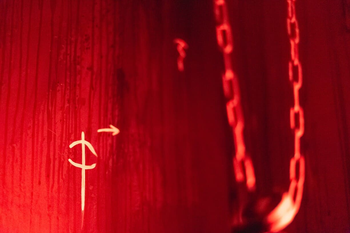 Хорор, з 1-2 акторами Вигнання